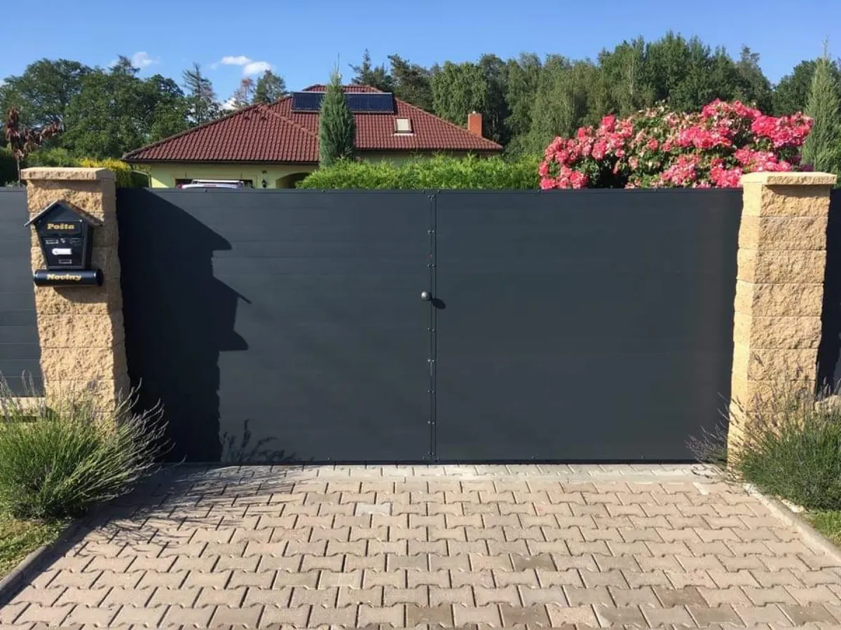 Moderný hliníkový plot s vodorovnými lamelami pred rodinným domom